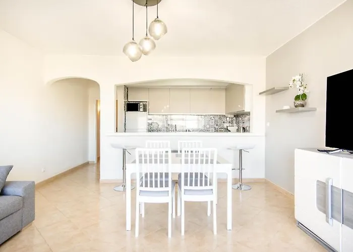 Holidays Near The Strip Lägenhet